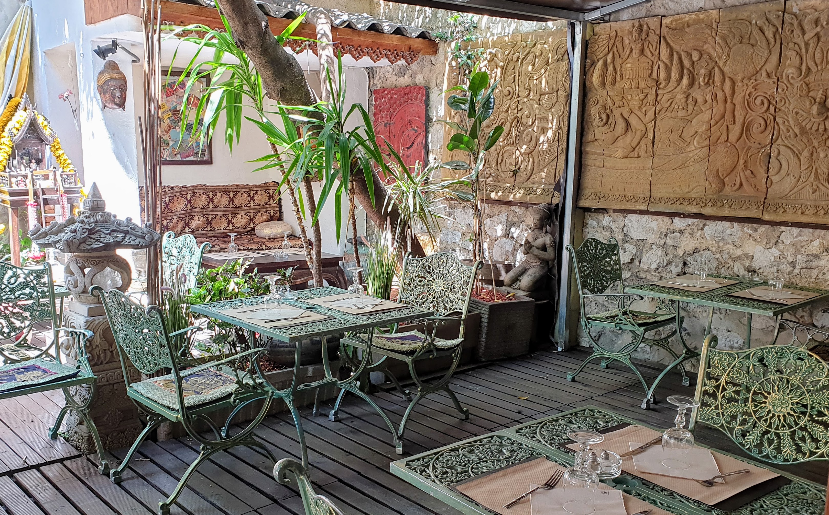 L'intérieur du jardin du Café Thaï